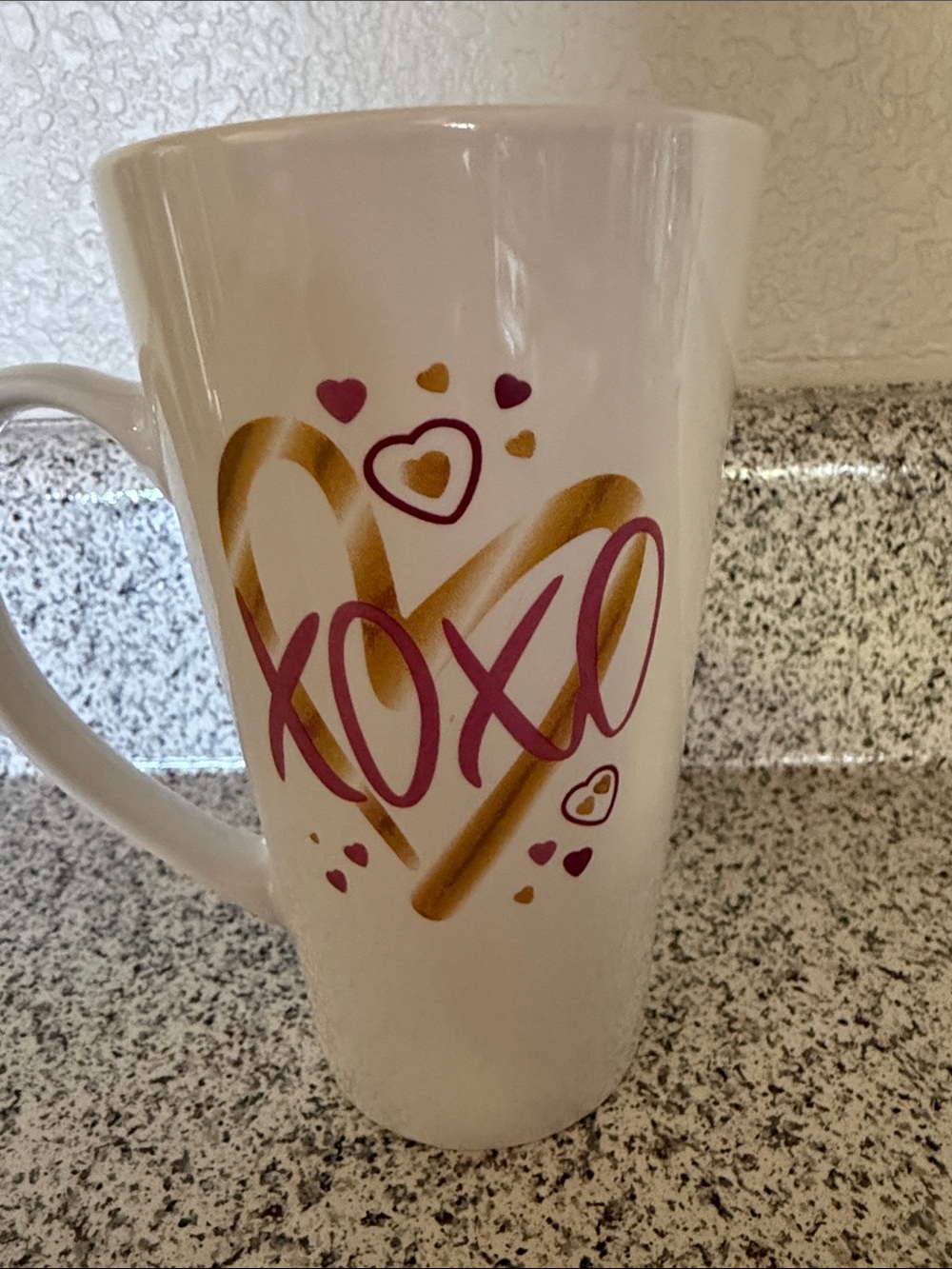 White Ceramic Tall Mug with Gold and Pink XOXO Heart Design - Picture 3 of 3